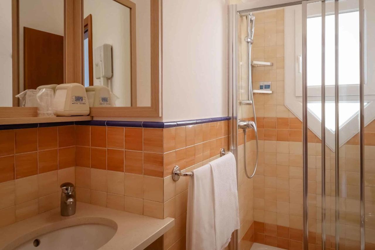 Hotel De La Ville Σενιγκάλια Εξωτερικό φωτογραφία