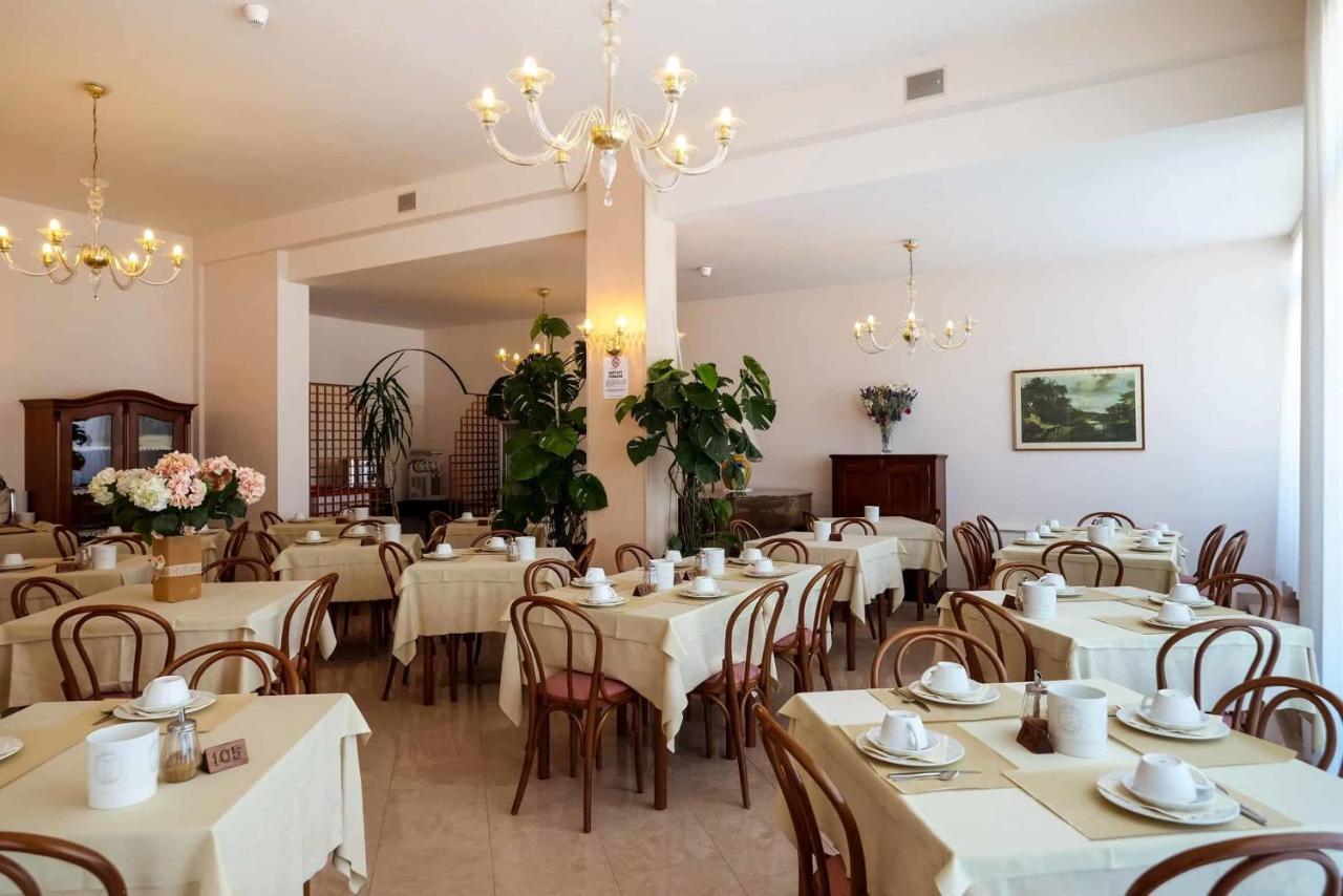 Hotel De La Ville Σενιγκάλια Εξωτερικό φωτογραφία