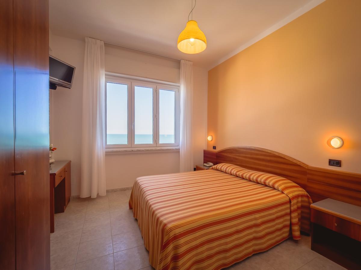 Hotel De La Ville Σενιγκάλια Εξωτερικό φωτογραφία
