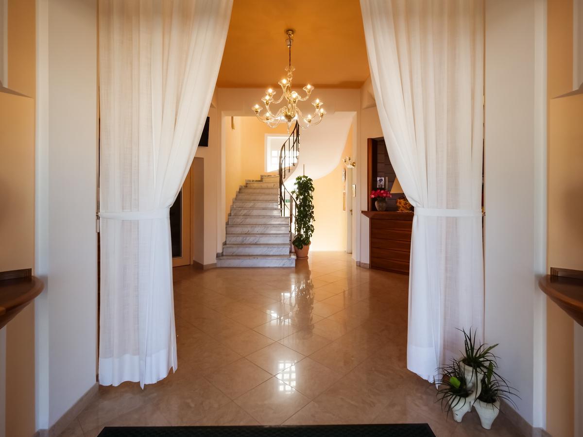 Hotel De La Ville Σενιγκάλια Εξωτερικό φωτογραφία