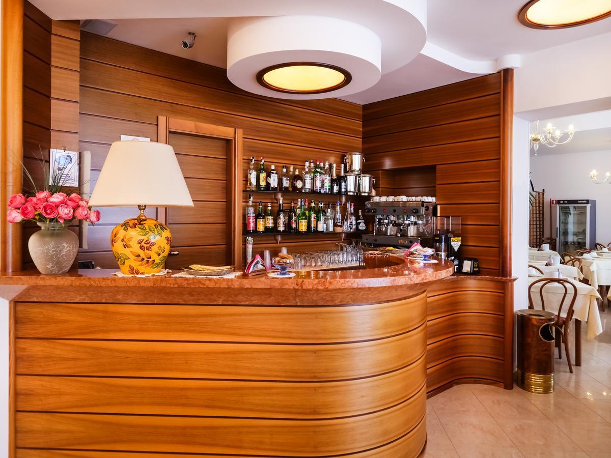 Hotel De La Ville Σενιγκάλια Εξωτερικό φωτογραφία