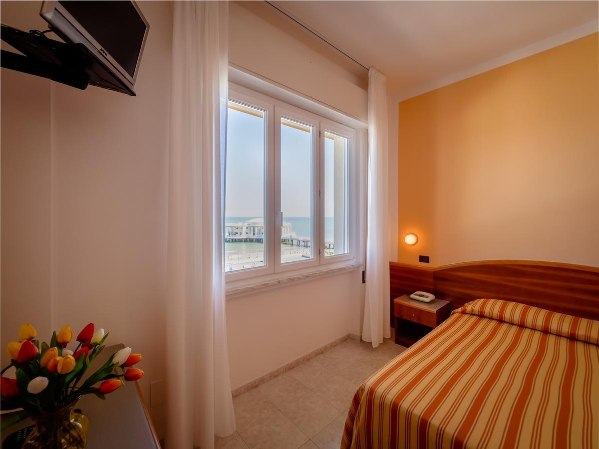 Hotel De La Ville Σενιγκάλια Εξωτερικό φωτογραφία
