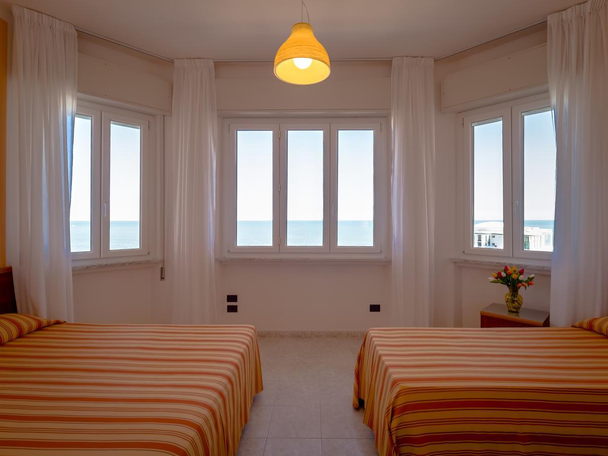 Hotel De La Ville Σενιγκάλια Εξωτερικό φωτογραφία
