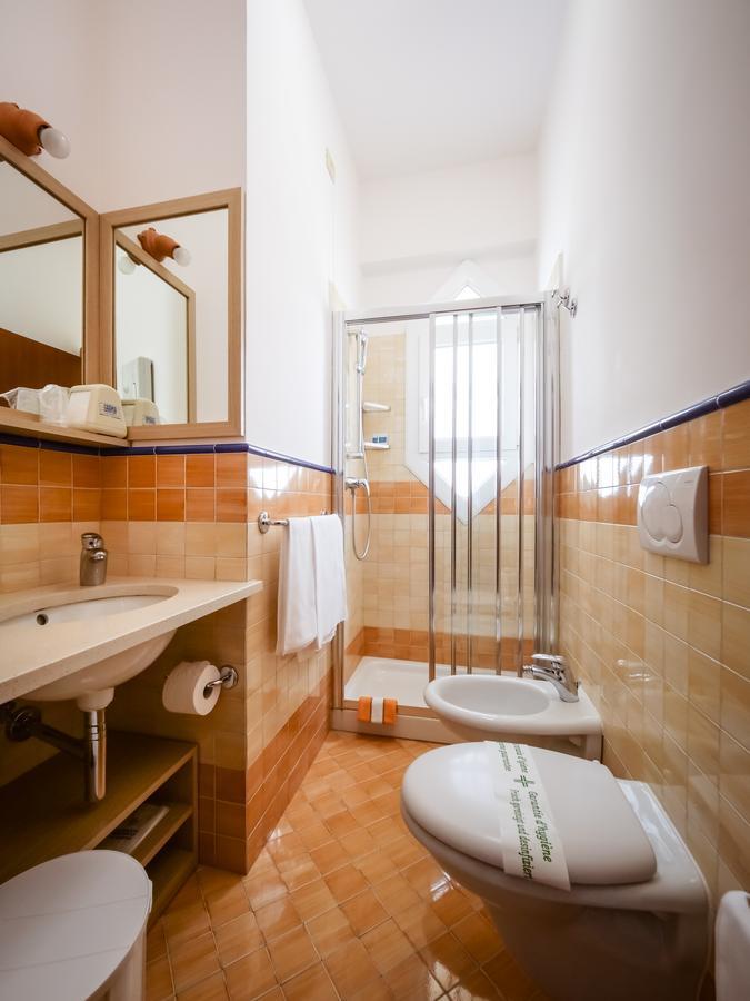 Hotel De La Ville Σενιγκάλια Εξωτερικό φωτογραφία