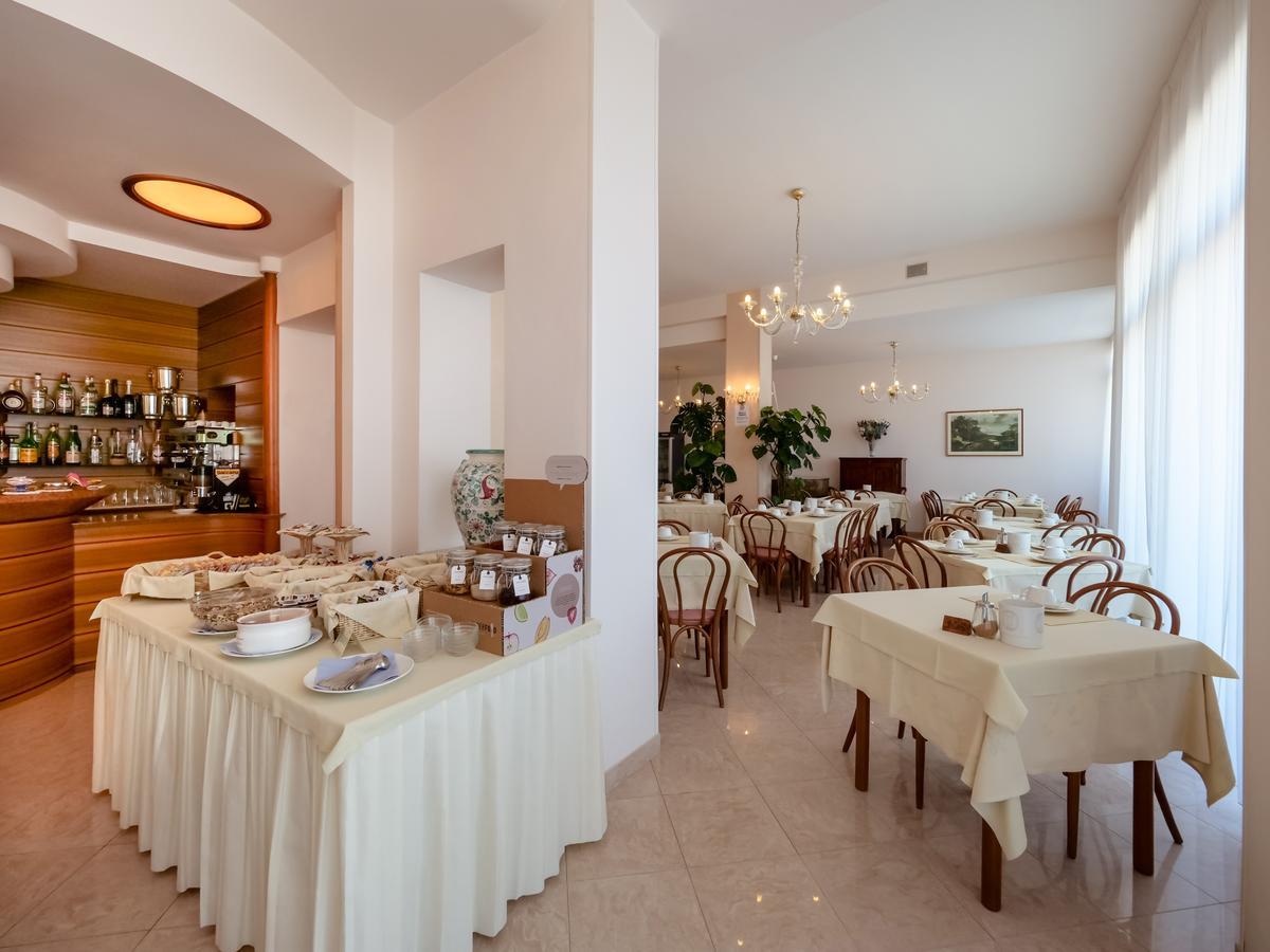 Hotel De La Ville Σενιγκάλια Εξωτερικό φωτογραφία