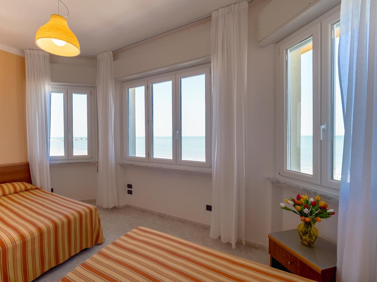 Hotel De La Ville Σενιγκάλια Εξωτερικό φωτογραφία