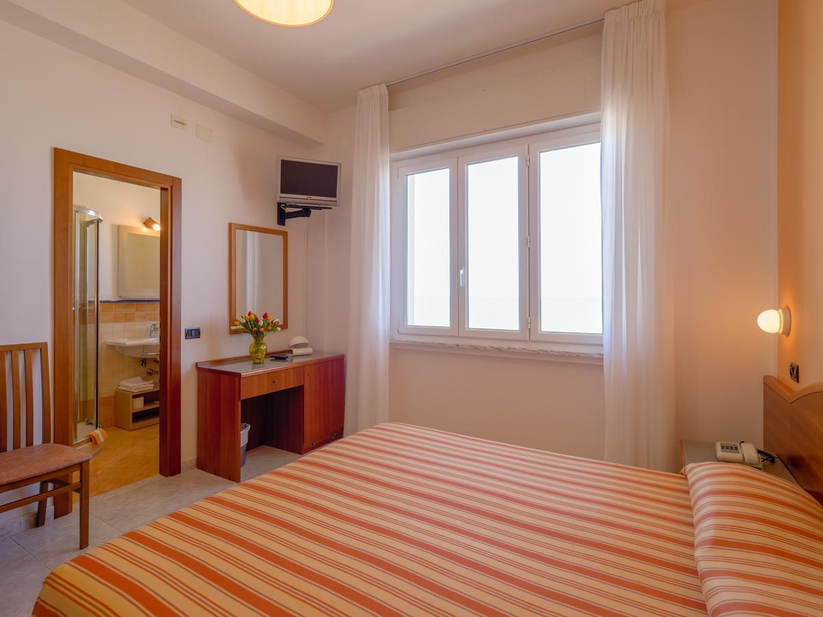 Hotel De La Ville Σενιγκάλια Εξωτερικό φωτογραφία