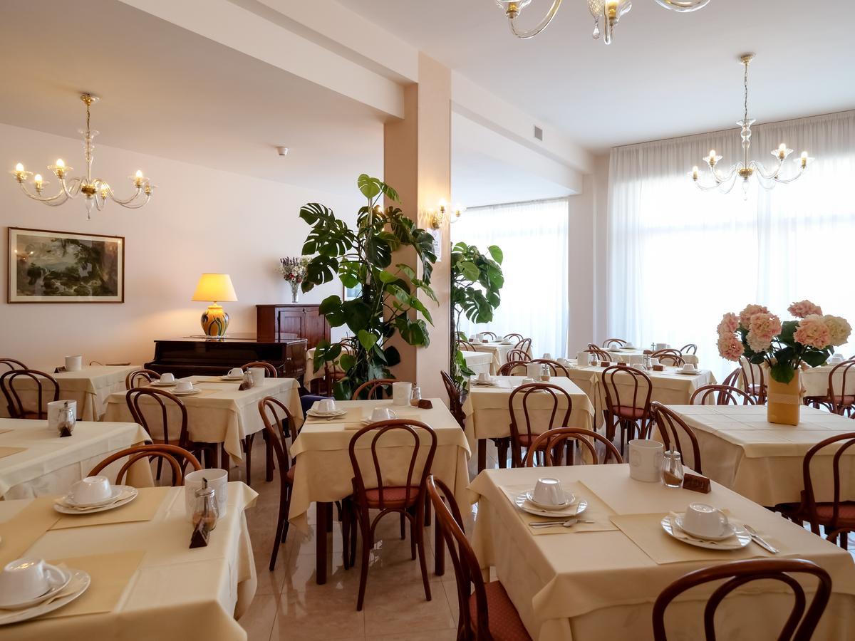 Hotel De La Ville Σενιγκάλια Εξωτερικό φωτογραφία