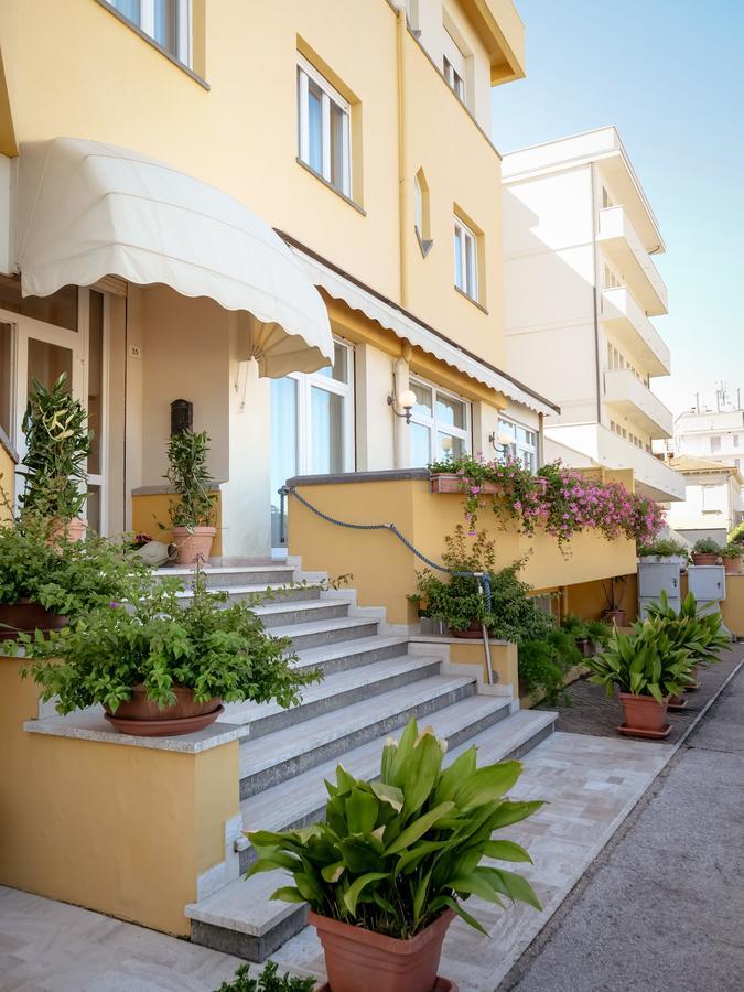 Hotel De La Ville Σενιγκάλια Εξωτερικό φωτογραφία
